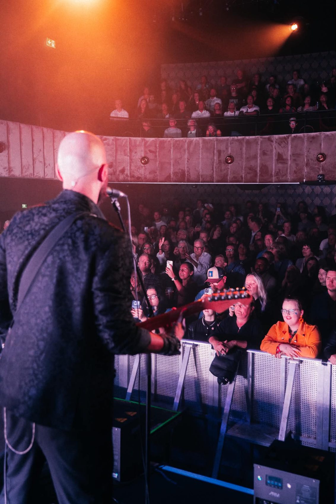 Martin på scenen foran et fullt publikum