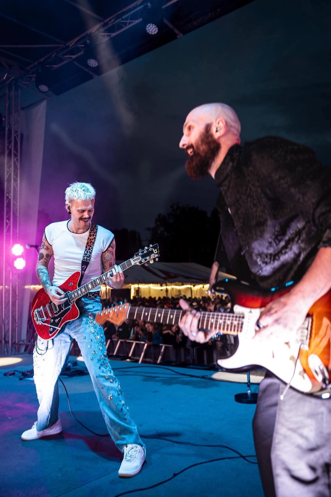 To gitarister på scenen
